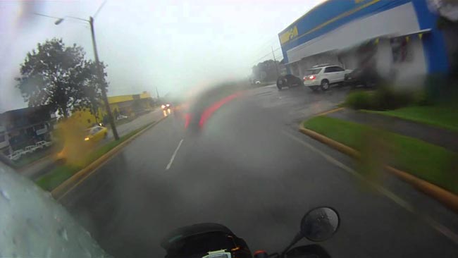 consejos para conducir moto en lluvia
