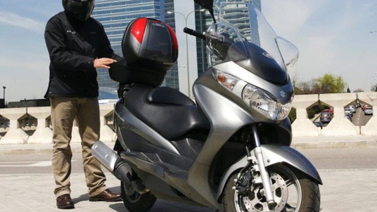 Accesorios y maletas para el Suzuki Burgman 125 por GIVI