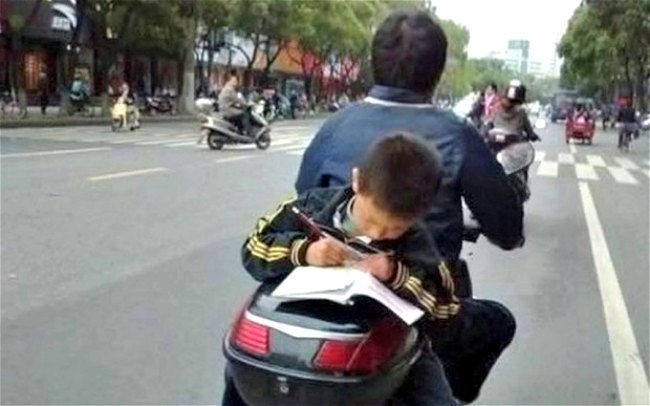 edad para llevar a un niño en moto