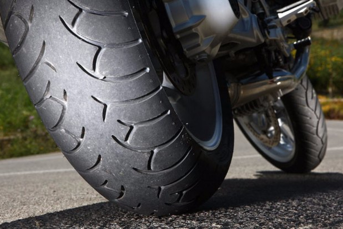 verificar la presión de los neumáticos de moto