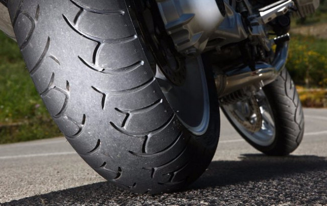 verificar la presión de los neumáticos de moto