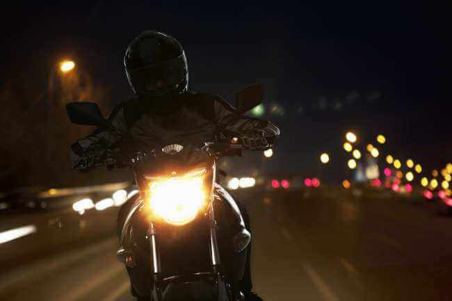 conducción nocturna en moto