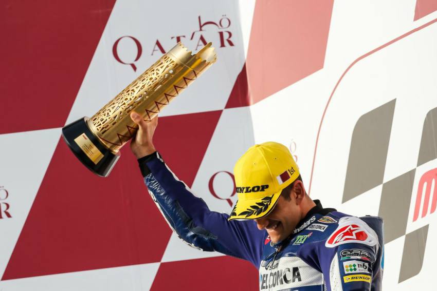 Jorge Martín alza su trofeo de ganador en el podio de Qatar
