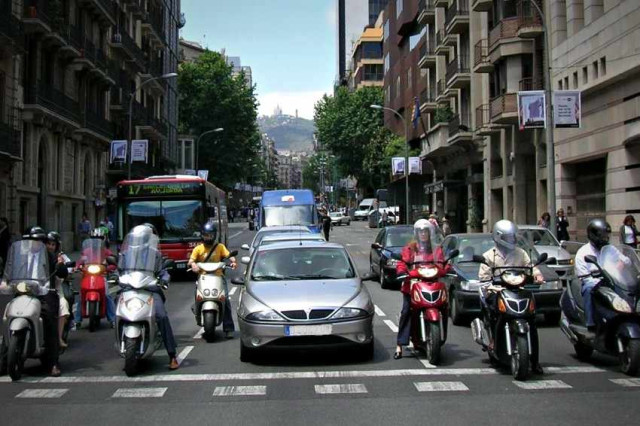 Barcelona restringirá la circulación de motos y ciclomotores contaminantes