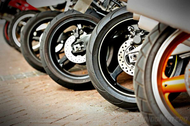 Riesgos de mezclar diferentes neumáticos en tu moto