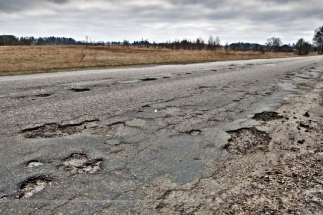 El mal estado de las carreteras españolas aconsejaría reducir el límite de velocidad