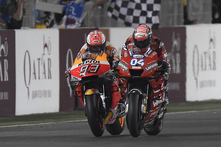Andrea Dovizioso y Marc Márquez tras cruzar la meta del GP de Qatar.