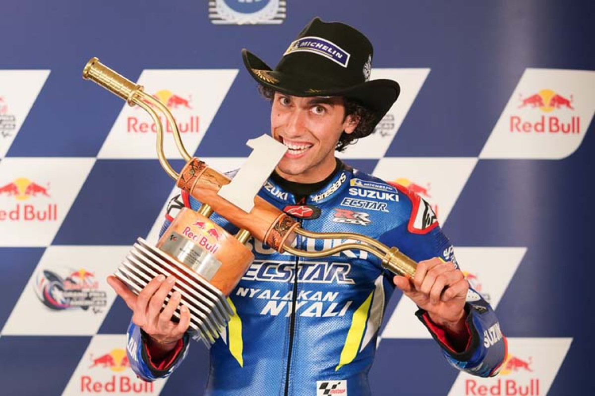 Álex Rins posa con el trofeo de ganador del GP de Austin.