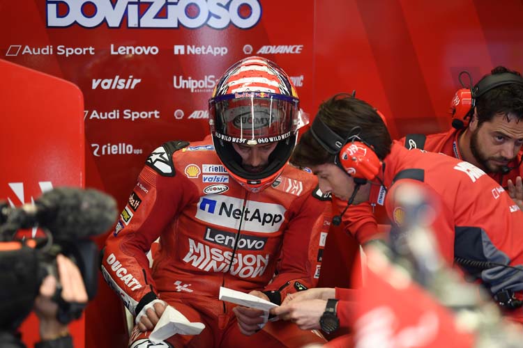 Andrea Dovizioso repasa la telemetría en el box de Ducati durante los libres del GP de España.