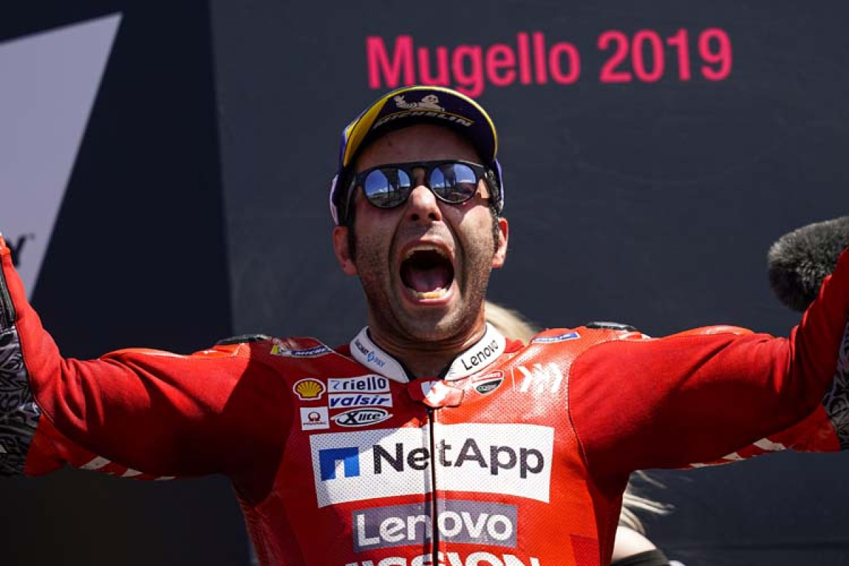 Danilo Petrucci celebra con rabida en el podio de Mugello su primera victoria en MotoGP.