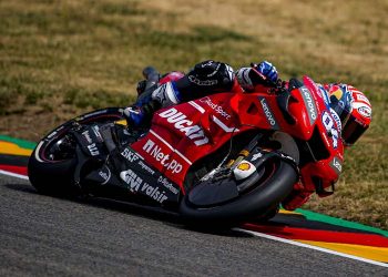 Andrea Dovizioso a los lomos de su Ducati GP19 durante el GP de Alemania en Sachsenrnig.