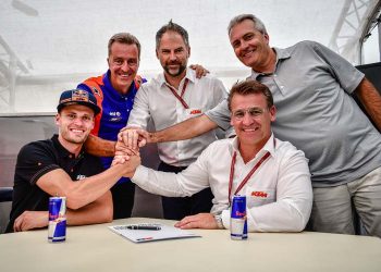 Brad Binder, Herve Poncharal, Jens Hainbach, Pit Beirer y Bob Moore durante la firma del nuevo conttrato del sudafricano.