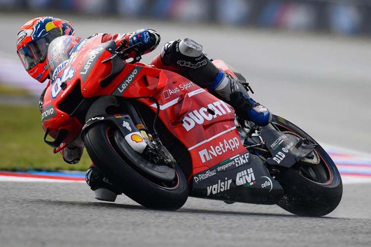 Andrea Dovizioso se ha tenido que conformar con la cuarta posición tras mantener su apuesta por los neumáticos de lluvia. - © MotoGP