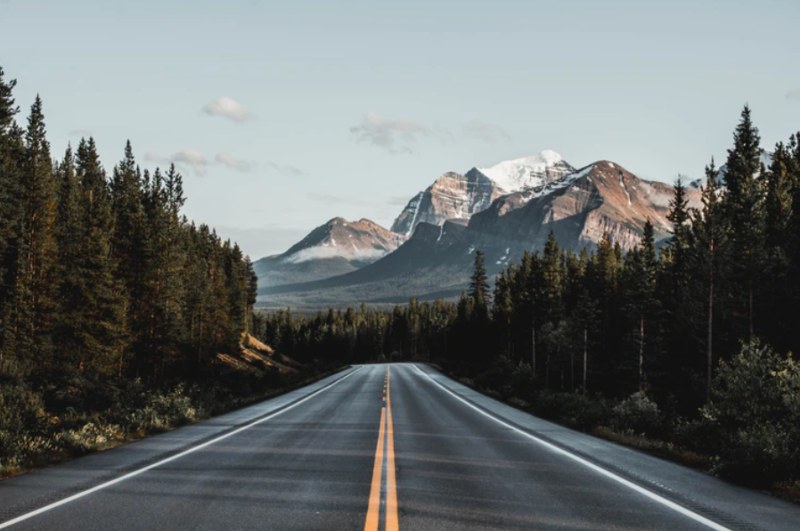 Las Montañas Rocosas de Canadá vistas desde la carretera, fotografía a través de Unsplash