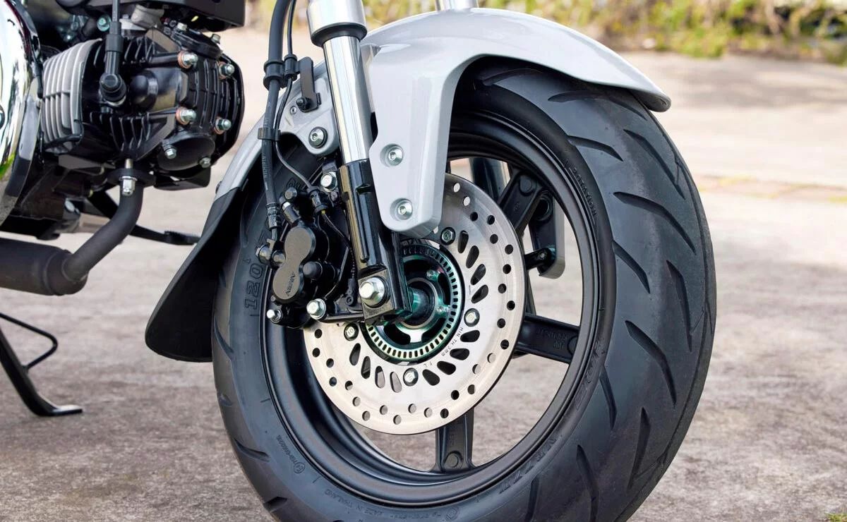 Cinco minutos que pueden salvarte la vida en moto: las revisiones básicas antes de salir a la carretera
