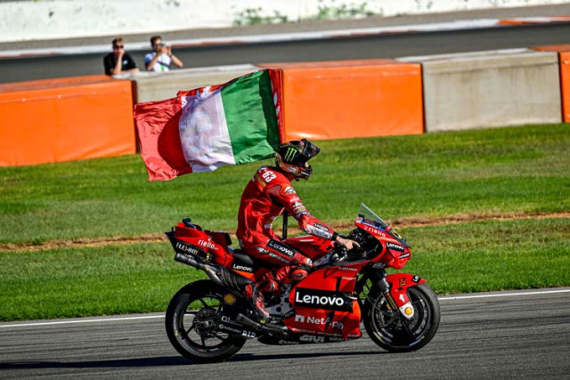 Todo un país celebra el campeonato de Pecco Bagnaia. El ansiado título de un piloto italiano con una moto italiana ha llegado.