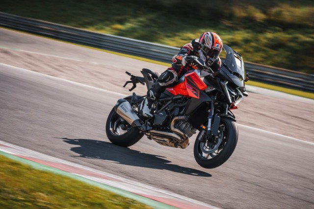 ktm-1390-super-duke-gt-2025-3