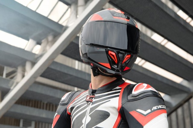 Como puedo saber si mi casco no se ajusta correctamente y necesita ser ajustado