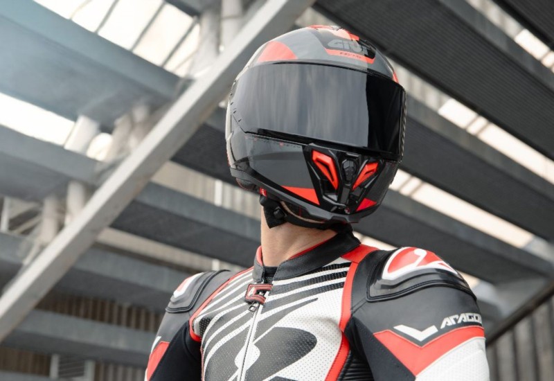 Como puedo saber si mi casco no se ajusta correctamente y necesita ser ajustado