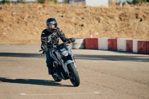 prueba-ultraviolette-f77-mach2-superstreet-1